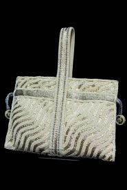 Серебристая индийская маленькая сумочка, украшенная стразами
