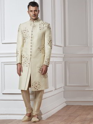 Сливочный индийский свадебный мужской костюм: шервани + чуридары