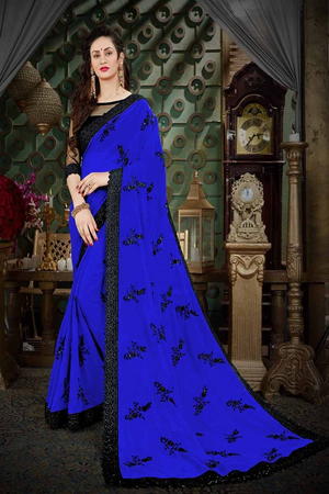 Синее индийское сари из креп-жоржета, украшенное вышивкой