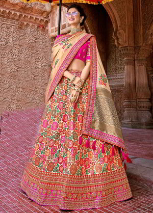 Кремовый шёлковый индийский женский свадебный костюм лехенга (ленга) чоли, украшенный вышивкой
