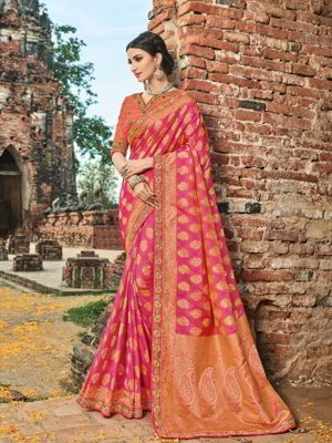 Оранжевое и розовое шёлковое и жаккардовое индийское сари, украшенное вышивкой люрексом, скрученной шёлковой нитью со стразами