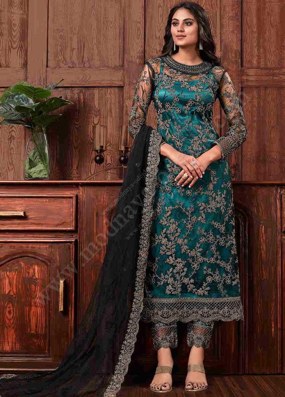 Индийское платье / костюм, с длинными рукавами, украшенное вышивкой