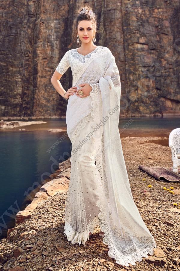 Sari en guipure indienne de mariage blanc orne de broderies en lurex paillettes et strass