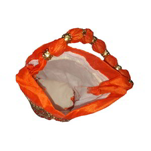 Оранжевая шёлковая сумочка-мешочек, украшенная вышивкой