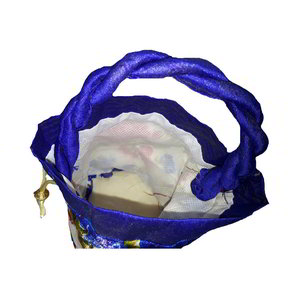 Разноцветная шёлковая сумочка-мешочек, украшенная печатным рисунком