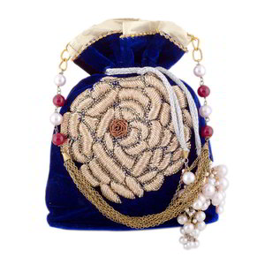 Синяя бархатная сумочка-мешочек, украшенная вышивкой с бусинками