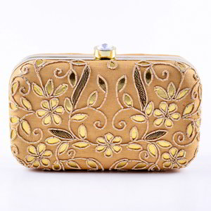 Золотисто-кремовая шёлковая женская сумочка-футляр, украшенная вышивкой