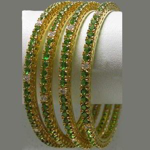 Зелёный и золотой индийский браслет со стразами