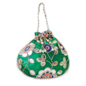 Зелёная шёлковая сумочка-мешочек, украшенная вышивкой с аппликацией с бисером