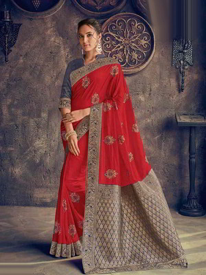 Красное шёлковое индийское сари, украшенное вышивкой с стразами