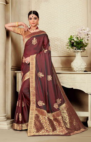 Бордовое индийское сари из шёлка, украшенное вышивкой с стразами
