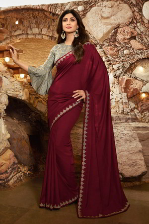 Бордовое индийское сари, украшенное вышивкой с кружевами