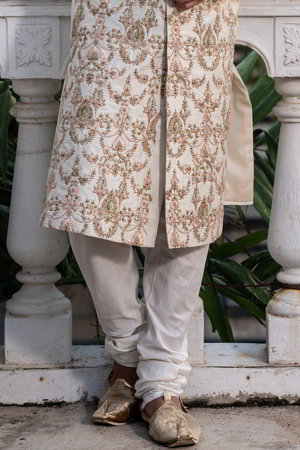 Жемчужный национальный индийский свадебный мужской костюм / шервани из шёлка-сырца, украшенный вышивкой с люрексом, перламутровыми бусинками и стразами