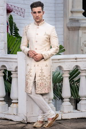 Белый и кремовый хлопко-шёлковый индийский свадебный мужской костюм / шервани, украшенный аппликацией с пайетками, перламутровыми бусинками