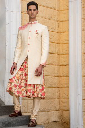 Белый хлопковый индийский свадебный мужской костюм / шервани, украшенный печатным рисунком, вышивкой