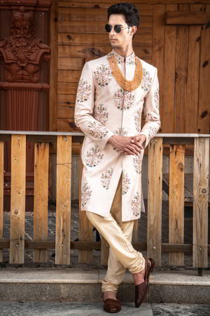 Светло-розовый индийский свадебный мужской костюм / шервани из хлопка с шёлком, украшенный вышивкой люрексом, скрученной шёлковой нитью с бисером, пайетками, перламутровыми бусинками