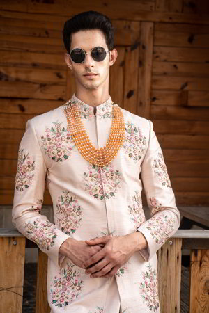 Светло-розовый индийский свадебный мужской костюм / шервани из хлопка с шёлком, украшенный вышивкой люрексом, скрученной шёлковой нитью с бисером, пайетками, перламутровыми бусинками
