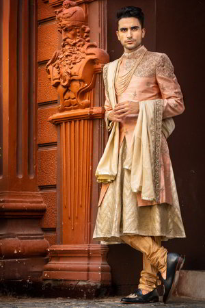 Персиковый индийский свадебный мужской костюм / шервани из хлопка с шёлком, украшенный вышивкой люрексом со стразами, перламутровыми бусинками