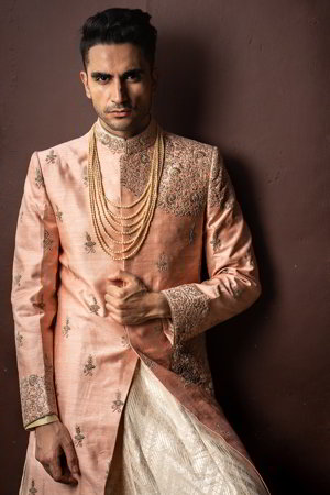 Персиковый индийский свадебный мужской костюм / шервани из хлопка с шёлком, украшенный вышивкой люрексом со стразами, перламутровыми бусинками