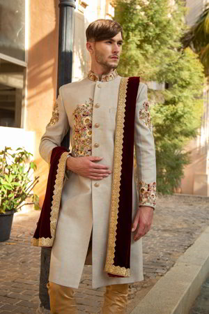 Национальный индийский свадебный мужской костюм: светлое шервани + золотистые чуридары