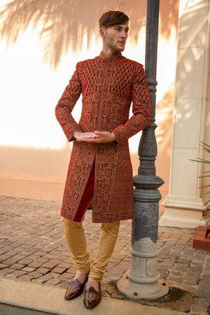 Красный национальный индийский свадебный мужской костюм / шервани из бархата, украшенный вышивкой