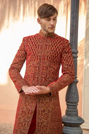 Красный национальный индийский свадебный мужской костюм / шервани из бархата, украшенный вышивкой