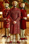 Национальный индийский мужской свадебный костюм: красное шервани + бежевые чуридары