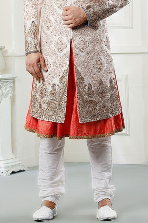 Белый и меловый хлопко-шёлковый индийский свадебный мужской костюм / шервани, украшенный вышивкой с бисером