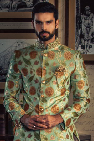 Зелёный индийский свадебный мужской костюм / шервани из хлопка с шёлком и парчи, украшенный вышивкой люрексом с бисером