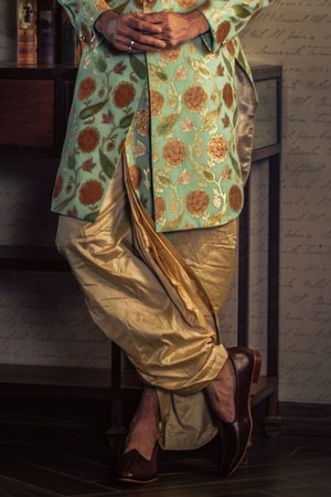 Зелёный индийский свадебный мужской костюм / шервани из хлопка с шёлком и парчи, украшенный вышивкой люрексом с бисером