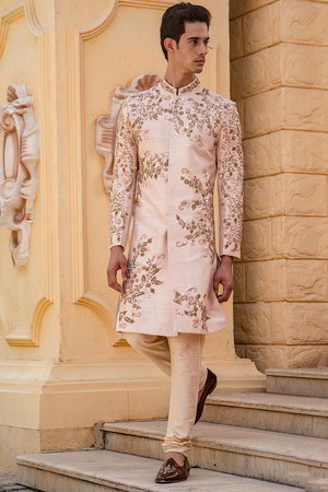 Розовый индийский свадебный мужской костюм / шервани из хлопка с шёлком, украшенный вышивкой с бисером, пайетками