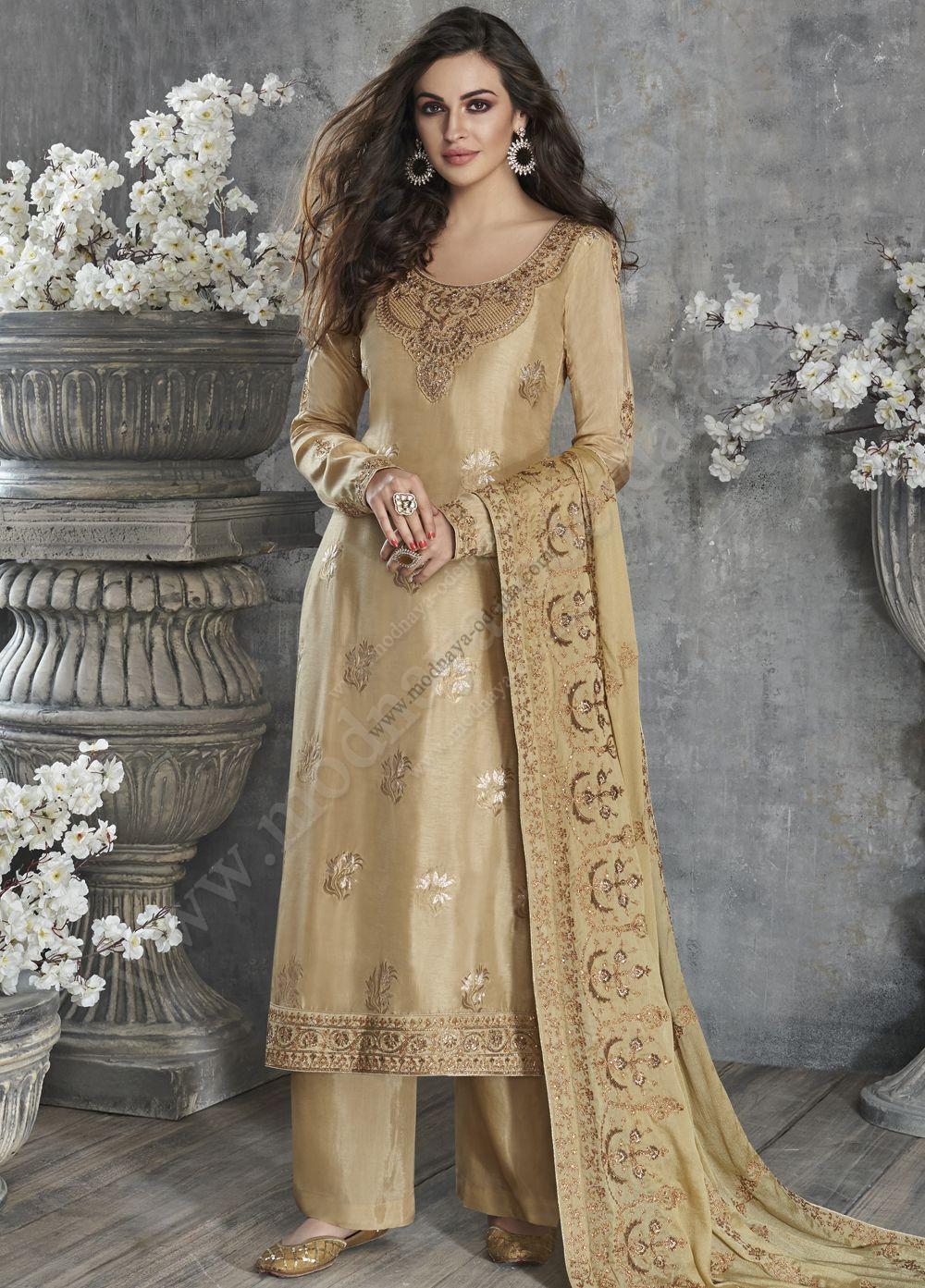 Кремовое индийское платье / костюм, с длинными рукавами, украшенное  вышивкой люрексом