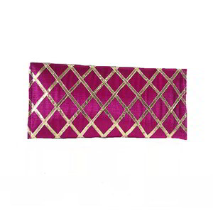 Розовая женская сумочка-клатч из шёлкового атласа, украшенная вышивкой с аппликацией