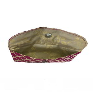 Розовая женская сумочка-клатч из шёлкового атласа, украшенная вышивкой с аппликацией
