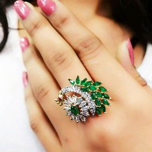Серебристое и зелёное латунное женское индийское кольцо со стразами