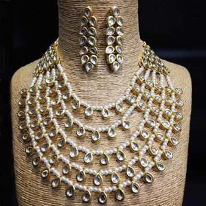 Молочное и золотое индийское украшение на шею с искусственными камнями