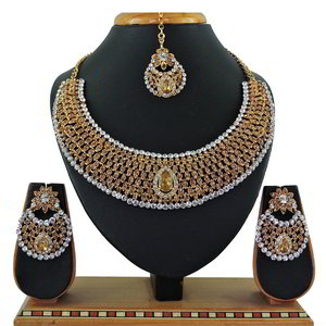 Золотое индийское украшение на шею со стразами