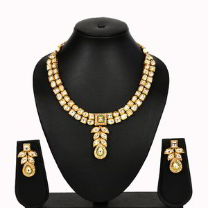 Золотое индийское украшение на шею с искусственными камнями