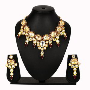 Золотое индийское украшение на шею с искусственными камнями
