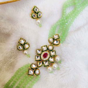 Зелёное и золотое латунное индийское украшение на шею с искусственными камнями