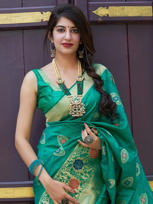 Зелёное шёлковое индийское сари