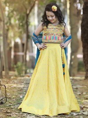 Лимонный хлопко-шёлковый индийский национальный костюм для девочки без рукавов с бисером