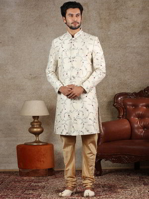 Кремовый шёлковый индийский мужской костюм с пайетками