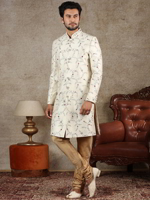 Кремовый шёлковый индийский мужской костюм с пайетками