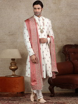 Молочный шёлковый индийский свадебный мужской костюм, украшенный вышивкой люрексом