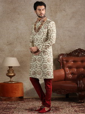 Кремовый шёлковый индийский свадебный мужской костюм с бисером