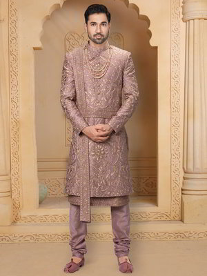 Розовый шёлковый индийский свадебный мужской костюм, украшенный вышивкой люрексом