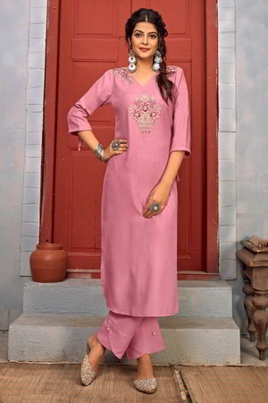 Светло-розовое платье / костюм, украшенное вышивкой