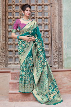 Голубое шёлковое и жаккардовое индийское сари, украшенное вышивкой