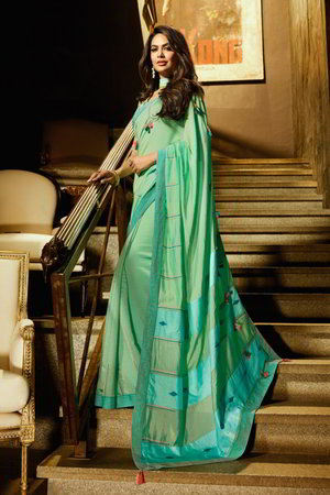 Светло-зелёное индийское сари, украшенное вышивкой с кружевами